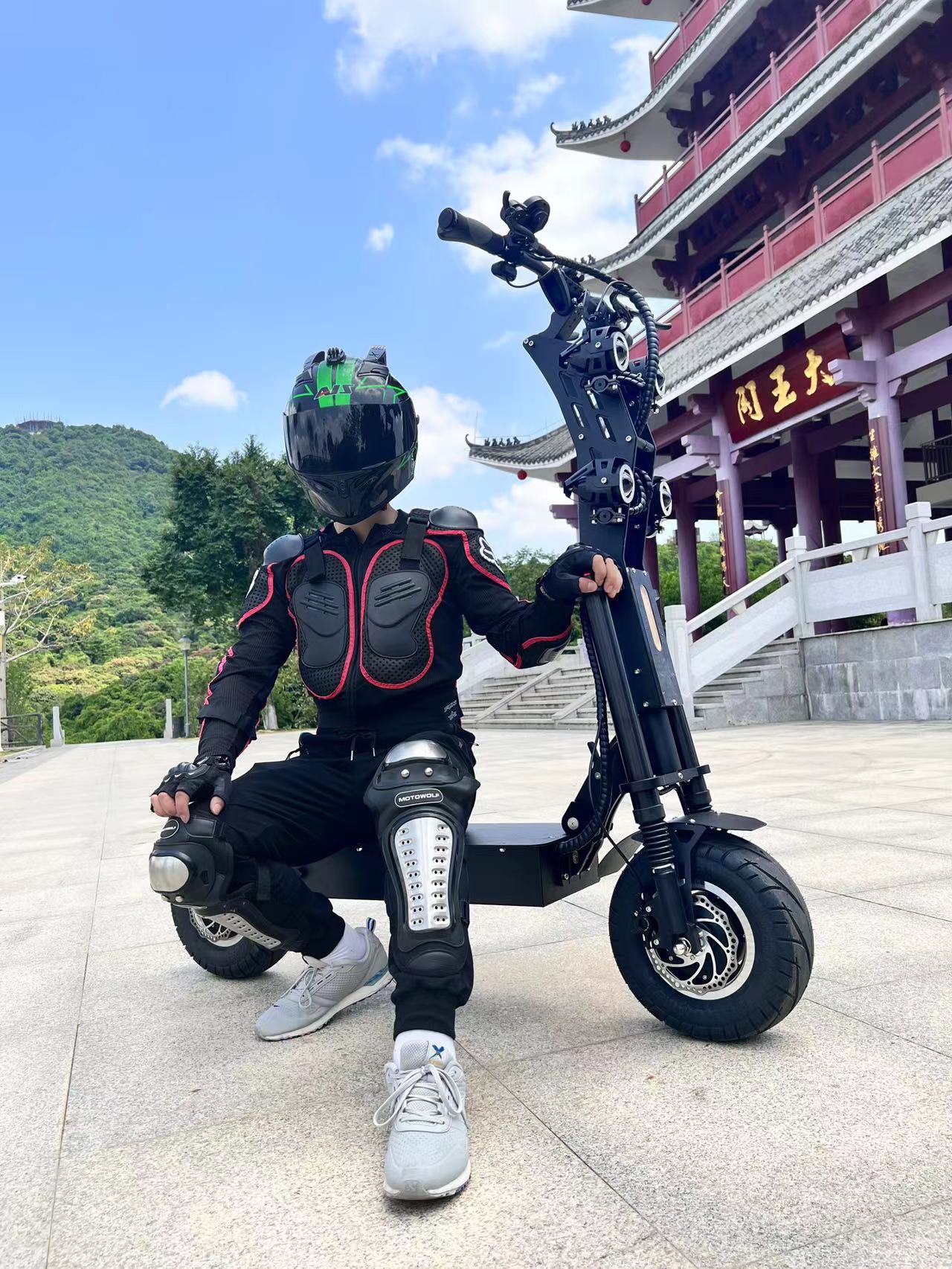 Quickwheel Viper 8000W 72V 100KM/H Speed 110km Range Dual Motor Electric Scooter